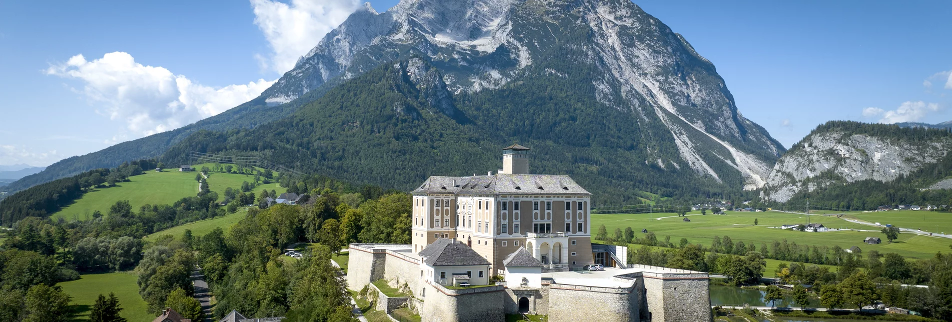 Schloss Trautenfels mit Grimming im Hintergrund | © STG | Tom Lamm