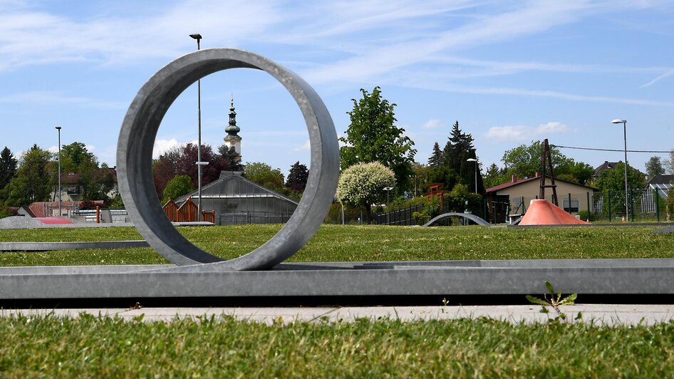 Minigolf Feldkirchen mit Kirchturm | © Marktgemeinde Feldkirchen b. Graz-Heigl