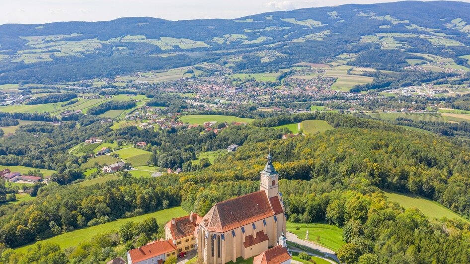 Wallfahrtskirche Pöllauberg_Talblick_Oststeiermark | © Helmut Schweighofer