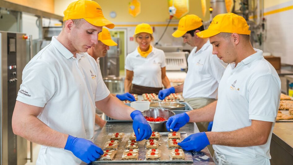 Mit Mandeln und Kirschen belegen | © Pirker GmbH Mariazell